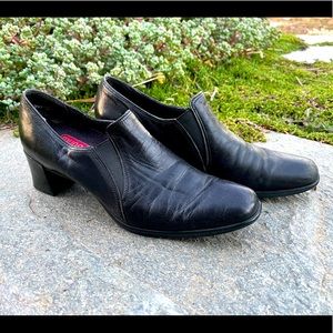 Narrow Munro black leather stretch bootie